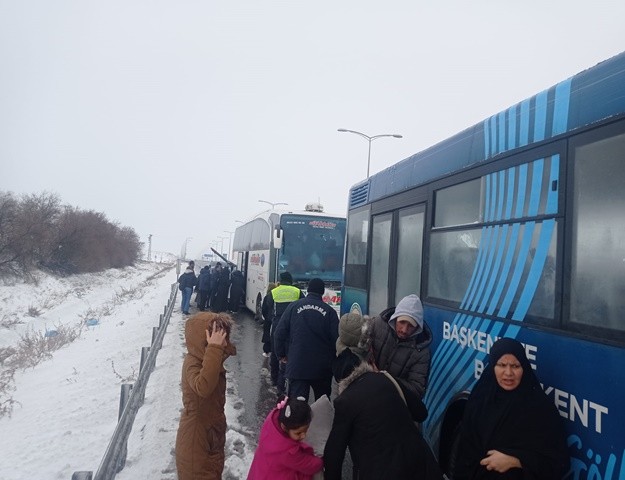 Mahsur Kalan Yolcuları Gölbaşı Belediyesi Ekipleri Kurtardı
