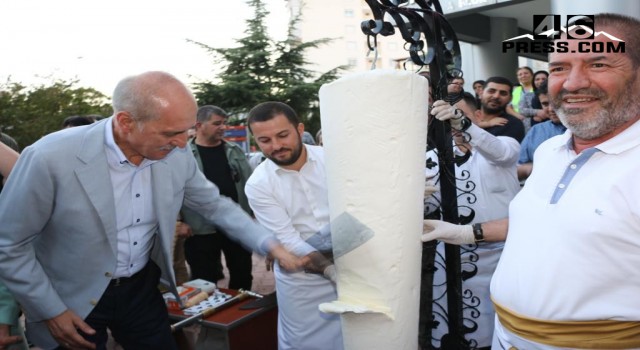 Numan Kurtulmuş, ALPEDO Maraş Dondurmasına Hayran Kaldı