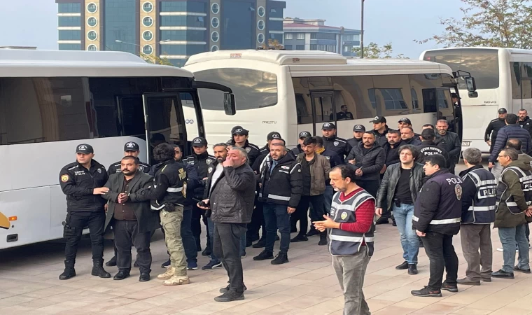 Kahramanmaraş'ta o zanlılar adliye çıkarıldı! İçlerinde polis, muhtar, müdür hepsi var