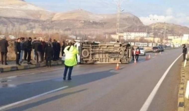 Okul servis minibüsü devrildi: 11 öğrenci yaralı