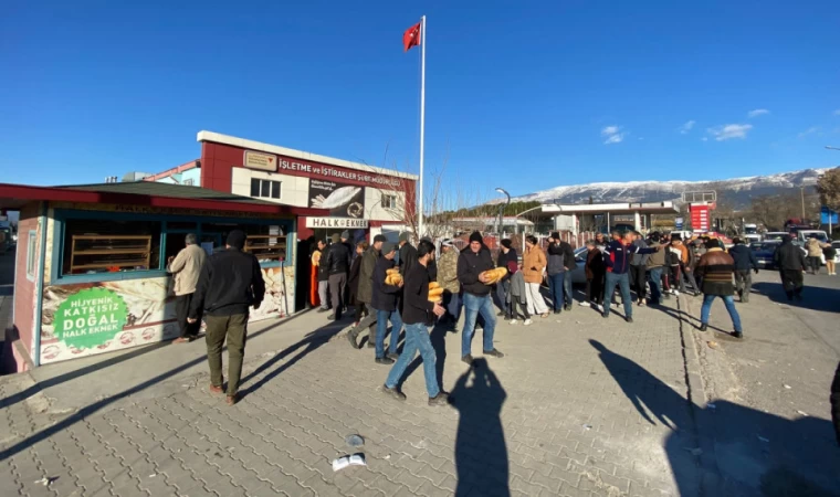 Büyükşehir’den 20 Noktada Sıcak Ekmek Dağıtımı