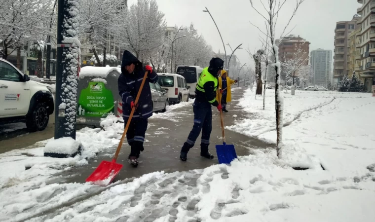 Kahramanmaraş'ta Yaya Yollarında Kar Temizliği