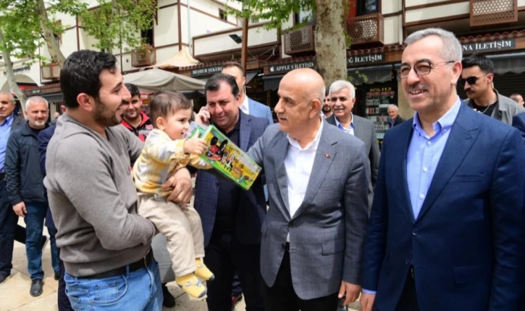 Başkan Güngör, Demokrasi Meydanı’nda Vatandaşlarla Bayramlaştı