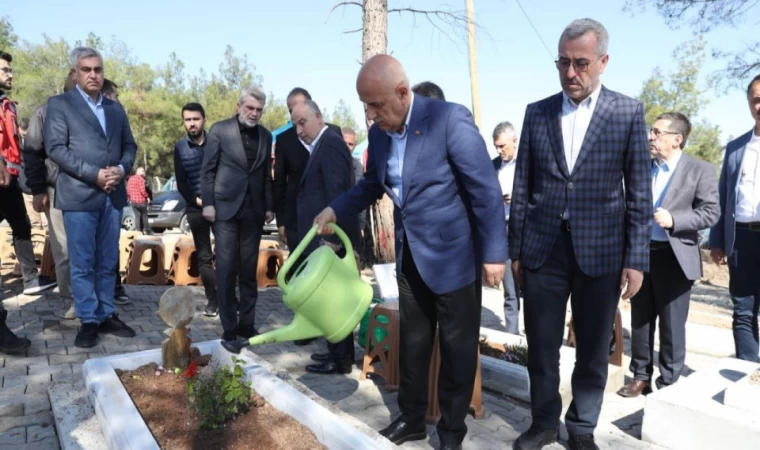 Depremde Hayatını Kaybedenler Kabirleri Başında Dualarla Yâd Edildi