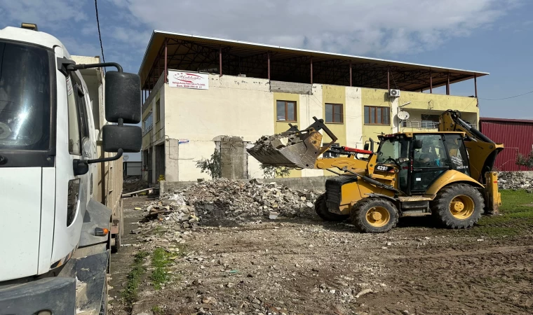 Dulkadiroğlu’nda Moloz Kaldırma Çalışmaları Devam Ediyor