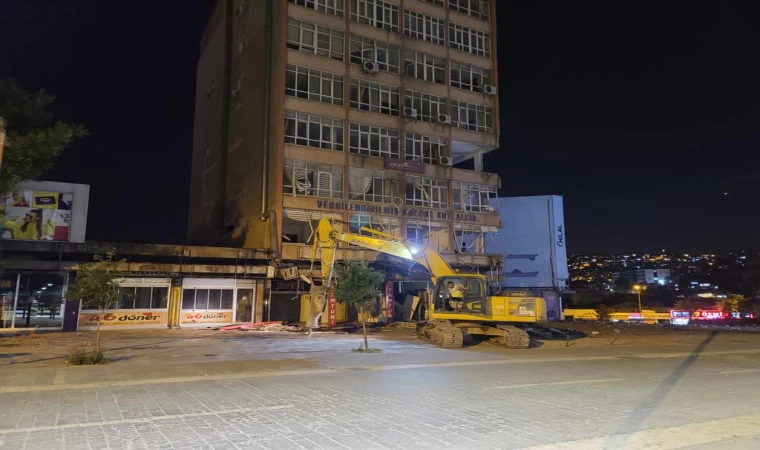 Kahramanmaraş eski maliye binasının yıkımı başladı
