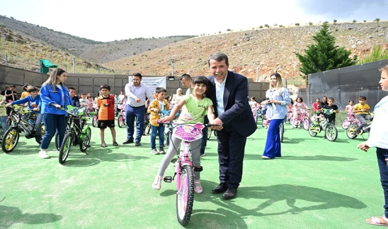 Türkoğlu Belediyesi Afetzede Çocuklara Bisiklet Dağıtmaya Devam Ediyor