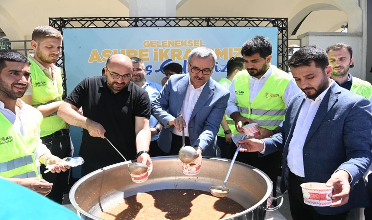 Başkan Güngör, Vatandaşlara Aşure İkramında Bulundu