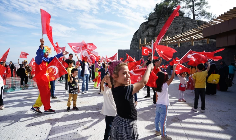 Minikler Cumhuriyet Coşkusunu Ali Kayası’nda Yaşadı