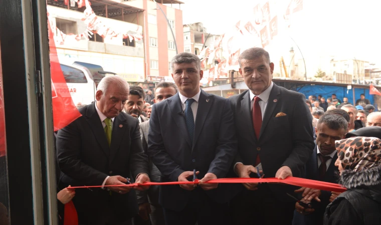 Yukarıdan atanarak değil tırnaklarımızla kazıyarak yola çıktık