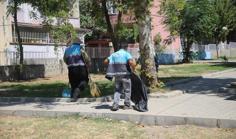 Dulkadiroğlu Belediyesi'nden Namık Kemal Mahallesi Parklarına Özel Temizlik Çalışması