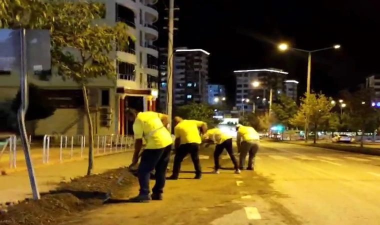 Büyükşehir, Yağış Sonrası Gece Boyunca Sahada Çalışmalarını Sürdürdü