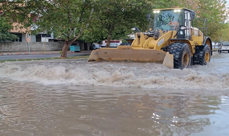 Büyükşehir, Yağış Sonrası Temizlik Çalışmalarını Sürdürüyor