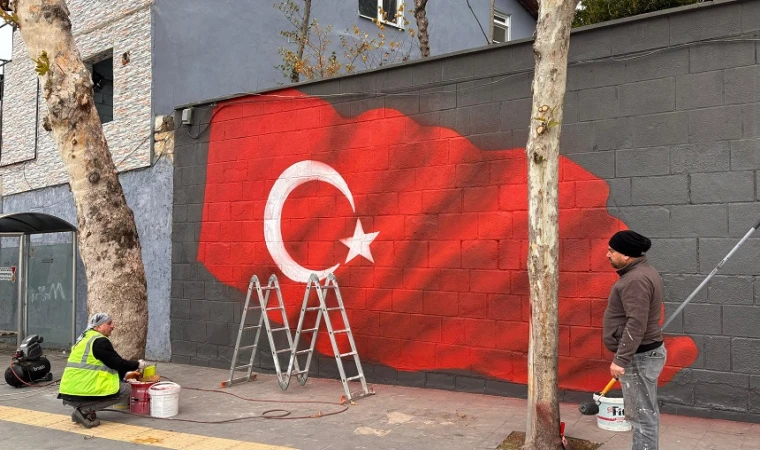 Dulkadiroğlu Belediyesi’nden Anlamlı Çalışma: Duvar Yazıları Yerini Türk Bayrağına Bıraktı