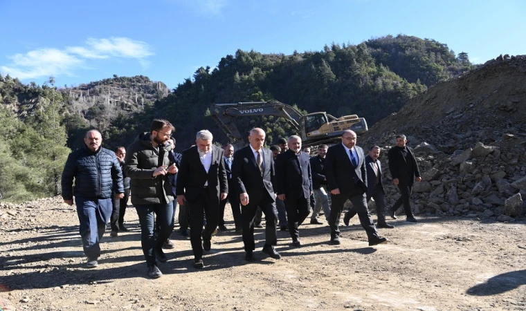 Andırın’ın Şehir Merkezine Ulaşımını Kısaltacak Yolda Çalışmalar Hızla Sürüyor