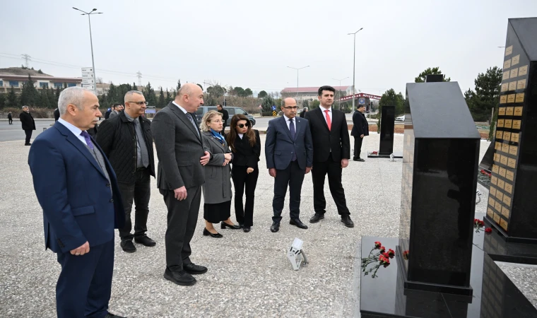 KSÜ Rektörü Prof. Dr. Alptekin Yasım, ‘Deprem Şehitleri Anıtı’na Karanfil Bıraktı