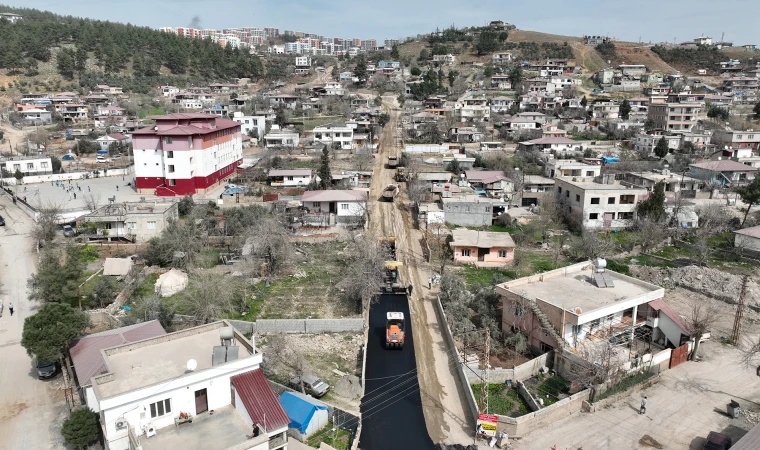 Büyükşehir Türkoğlu’nda Yolları Yeniliyor