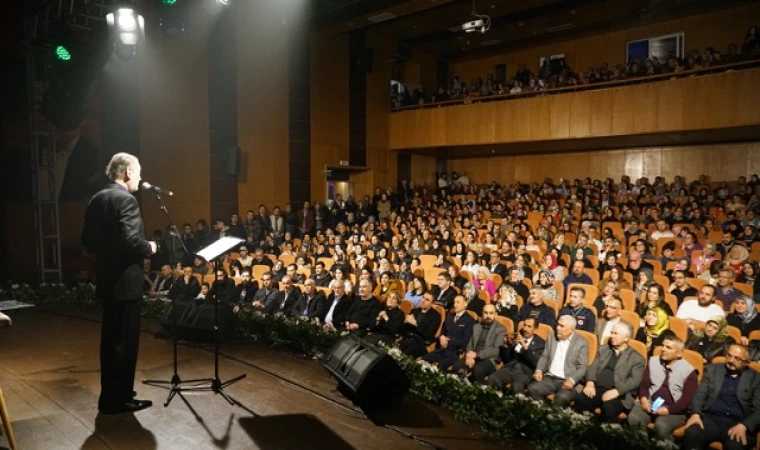 Sevilen Sanatçı Özhan, Seslendirdiği Eserlerle Gönüllere Dokundu