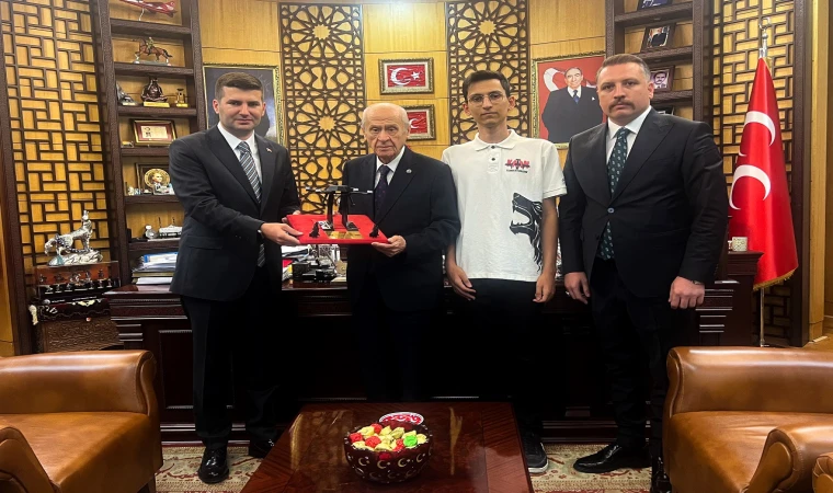 MHP Lideri Bahçeli’ye Ülkücü Gençlerin Geliştirdiği “TÜRKHAN” İHA Takdim Edildi