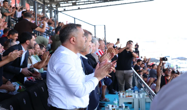 Savaşan Şahinler, Dünyanın En Büyük Türk Bayrağını gösteri uçuşuyla selamladı
