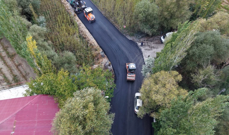 Büyükşehir’den Çağlayancerit Kırsalında Asfalt Atağı