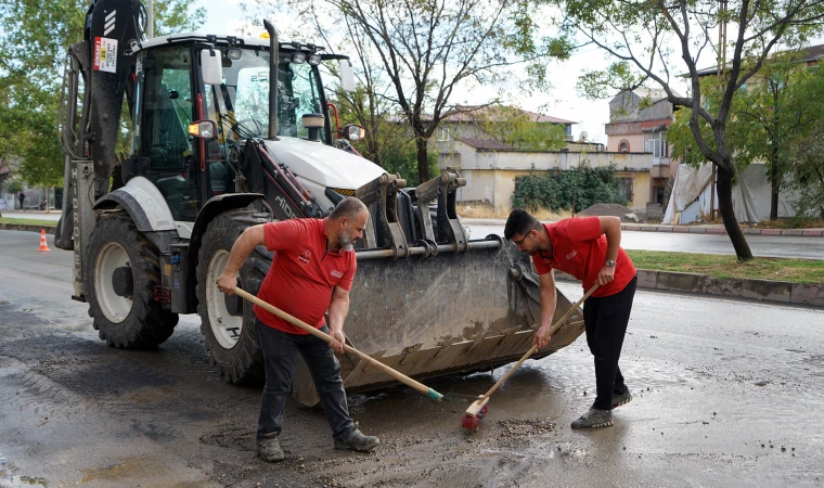 Büyükşehir’den Yağış Sonrası Hızlı Müdahale; Ekipler Sahada, Şehir Temizleniyor