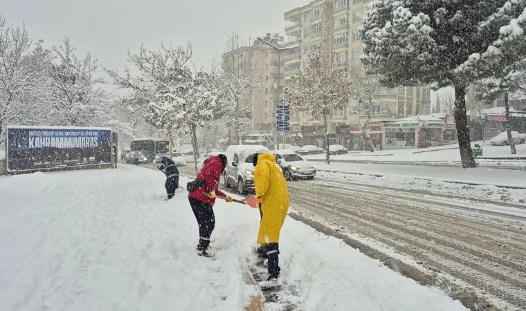 Büyükşehir’den Yaya Yollarında Kar Mesaisi