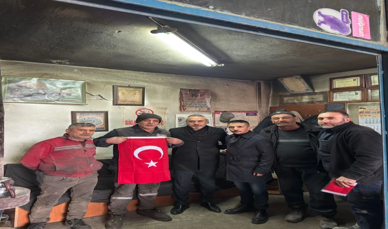 Başkan İsmail Çevik'ten esnaf ve vatandaşlara anlamlı hediye