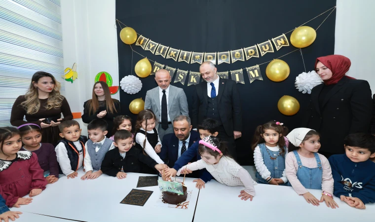 Başkan Toptaş’a karne programında miniklerden doğum günü sürprizi