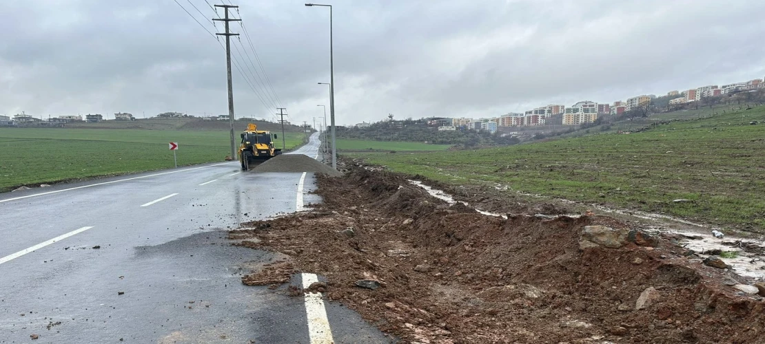 Büyükşehir, Sağanak Yağışların Vurduğu Kırsal Mahalle Yollarında da Görev Başında