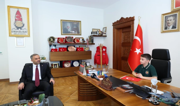 Başkan Hanifi Toptaş, 23 Nisan’da koltuğunu minik Halil Sami’ye devretti