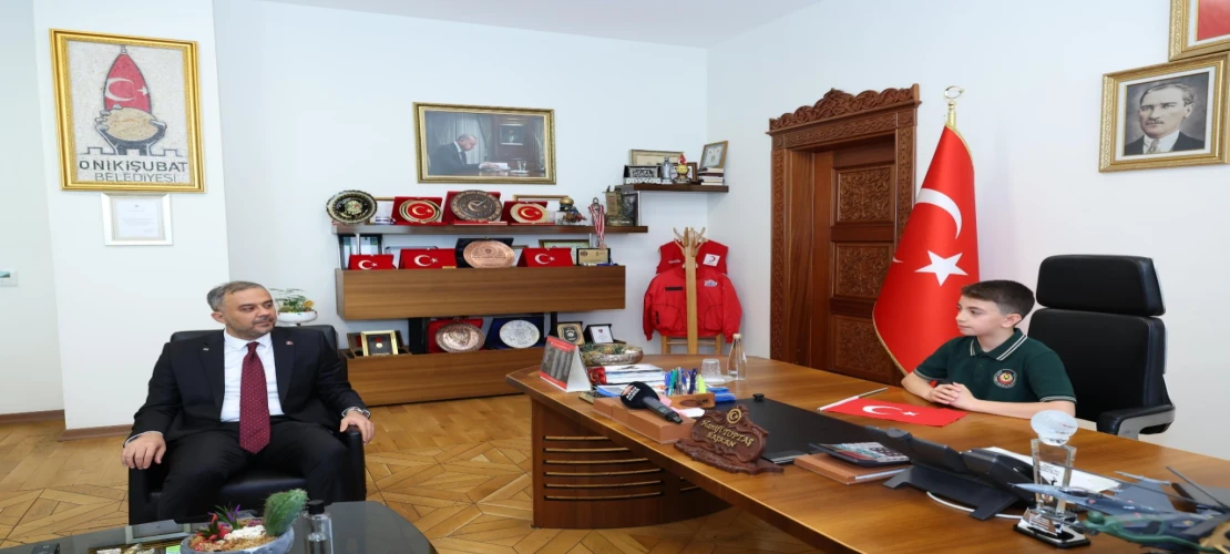 Başkan Hanifi Toptaş, 23 Nisan’da koltuğunu minik Halil Sami’ye devretti