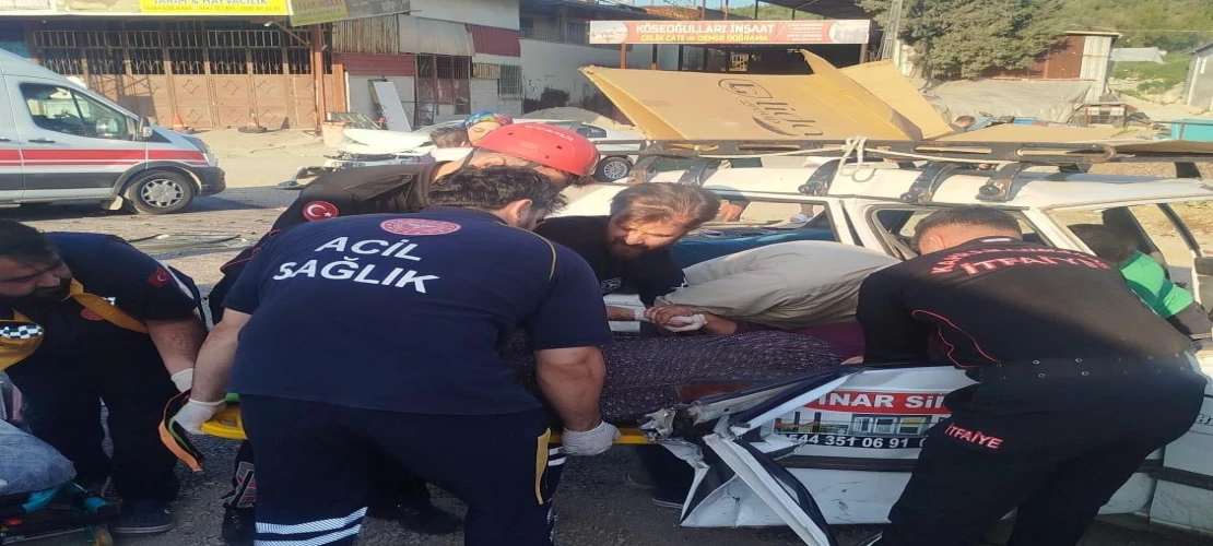 Dulkadiroğlu'nda trafik kazası: İki otomobil çarpıştı, 3 kişi yaralandı