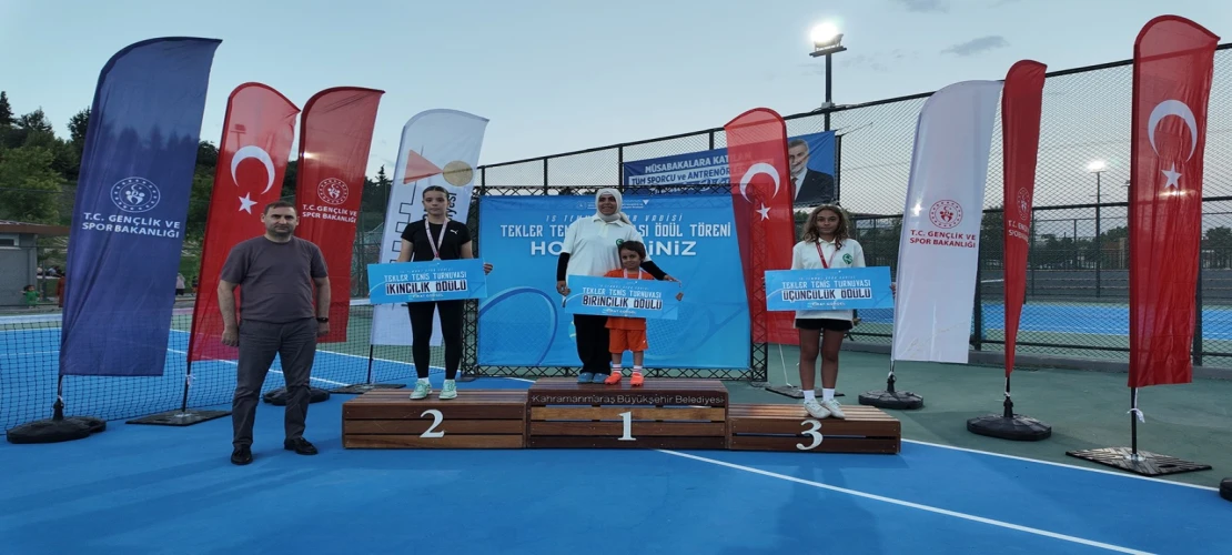 15 Temmuz Spor Vadisi’nde Ödüllü Tenis Turnuvasında Şampiyonlar Belli Oldu