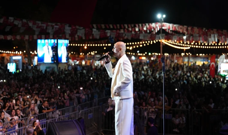 Zafer Bayramı Coşkusu Soner Sarıkabadayı Konseriyle Taçlandı