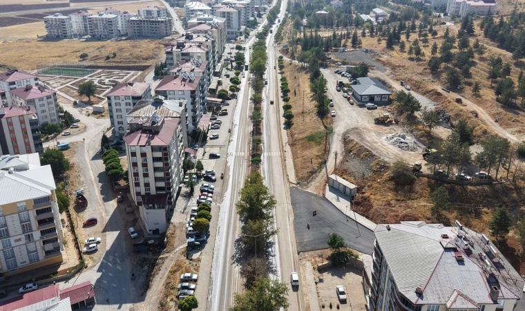 Büyükşehir Ekipleri Afşinbey Caddesi’nde Temizlik Mesaisinde