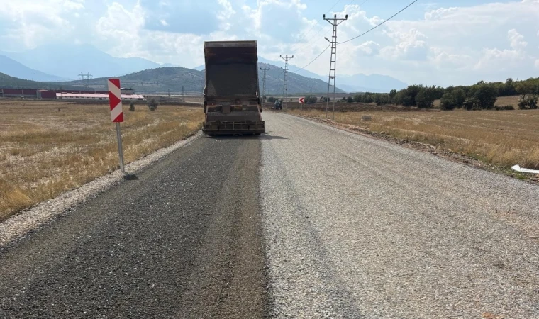 Büyükşehir, Göksun Yeniyapan’ın Yolunda İkinci Kat Asfaltı Seriyor