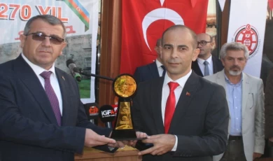 Azerbaycan’dan İGF Genel Başkanı Mesut Demir’e ’Zafer Medya Madalyası’