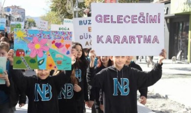 Sakarya'da öğrenciler Çark Caddesi’nde yürüdü