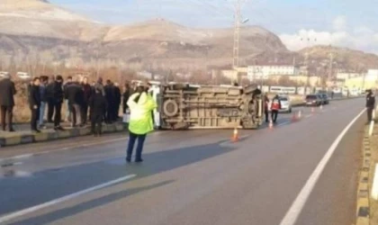 Okul servis minibüsü devrildi: 11 öğrenci yaralı