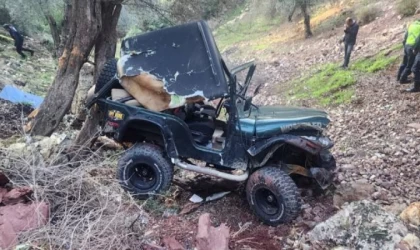 Şarampole devrilen araçtan kurtuldu, üzerine kaya parçası düştü