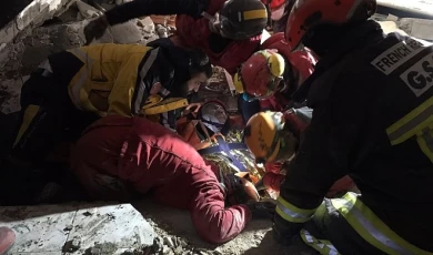 AKUT’tan, 71. saatte yeni bir mucizevi kurtarma…