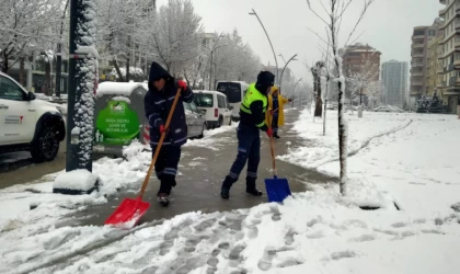 Kahramanmaraş'ta Yaya Yollarında Kar Temizliği