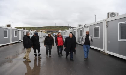 Başkan Mahçiçek, konteyner kentte incelemelerde bulundu, vatandaşları ziyaret etti