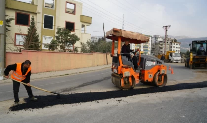 Büyükşehir Depremde Hasar Gören Yolları Onarıyor