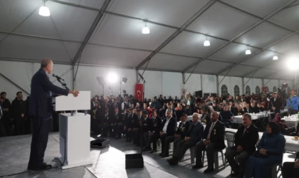 Cumhurbaşkanı Erdoğan İlk İftarı Depremzedelerle Birlikte Yaptı