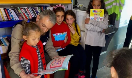 Türkoğlu Koordinatör Valisi Akkoyun Gezici Kütüphaneyi Ziyaret Etti