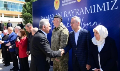 Başkan Güngör, Şehir Protokolü ve Vatandaşlarla Bayramlaştı