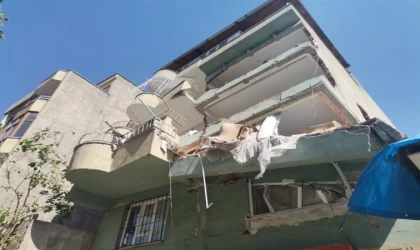 Depremde yan yatan apartman korkutuyor 