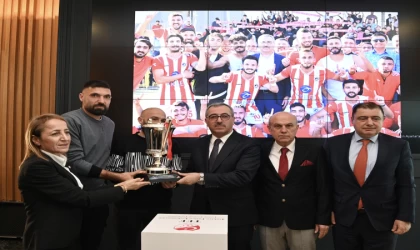 İstiklal Spor’un Şampiyonluk Kupası Başkan Güngör’ün Ellerinde Yükseldi